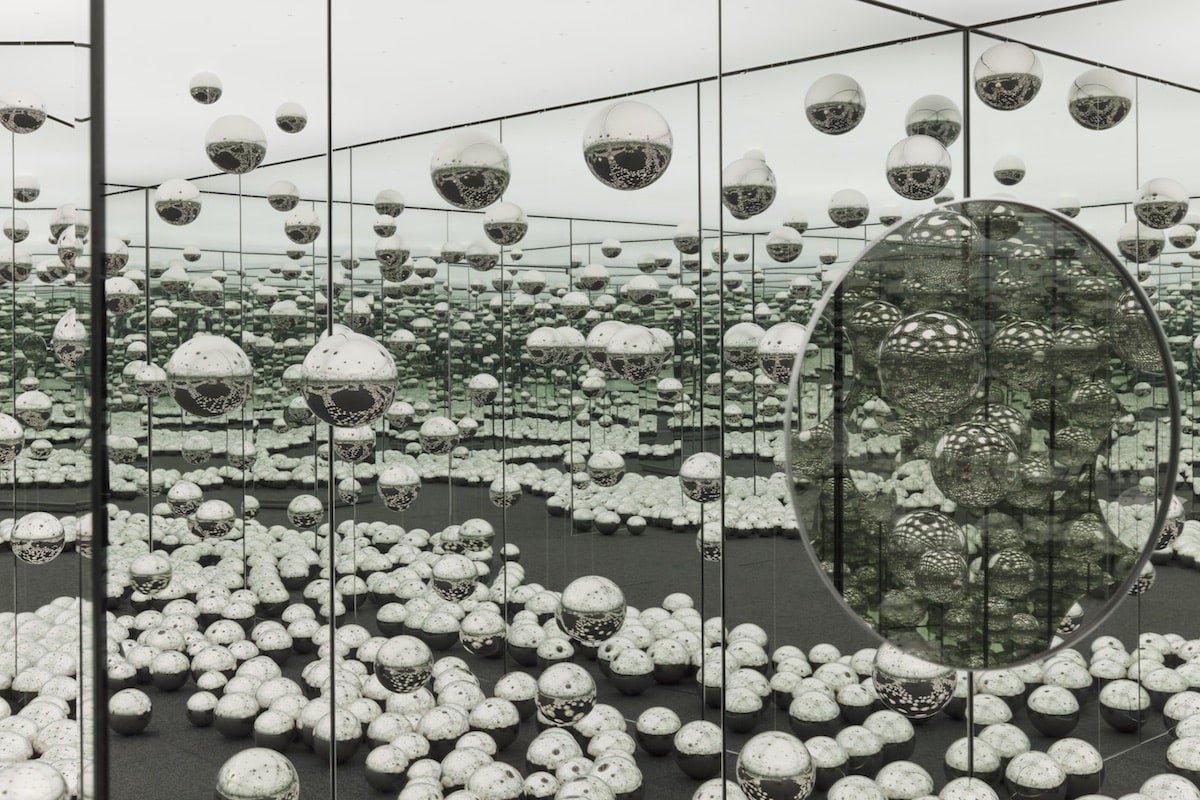 INFINITY MIRRORED ROOM - LET’S SURVIVE FOREVE. Image via AGO.